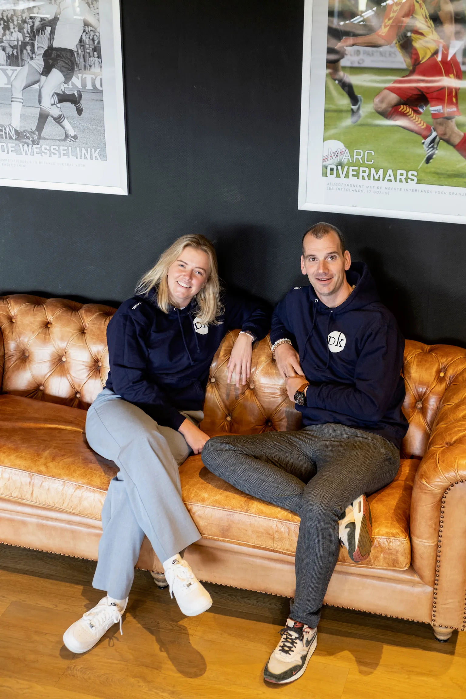 Twee horecamedewerkers in restaurant